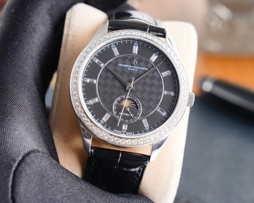 【Top Replica】💰4900! The new Vacheron Constantin 👫upgraded version of the true moon phase function watch series welcomes new members. The word is fashionable and high-end, using the unique Swiss ETA2824-2 special movement (zero repair), vibration frequency: 28800 oscillations per hour power reserve, sapphire glass, size 40x10mm, with Patek Philippe original pin buckle and steel strap, with super waterproof function, perfect harmony and beauty, your first choice 💑! !